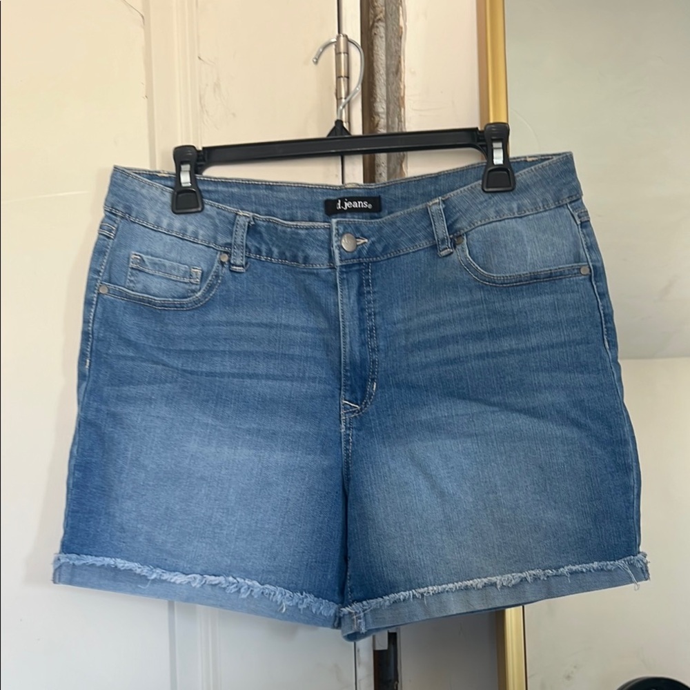d. jeans Blue Jean Shorts with Cuffed Hem and Casual Style